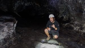 Immer wieder bleiben wir stehen und der Guide erklärt uns die Besonderheiten der Höhle, die Beschaffenheit der Lava, die uns umgibt, sowie den nächsten Abschnitt, durch den wir gehen.