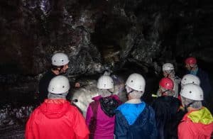 Tief im Bauch der Höhle dürfen wir für einen kurzen Moment die Taschenlampen ausschalten. Sobald das letzte Licht erlischt, sind wir umgeben von einer so vollkommenen Dunkelheit.