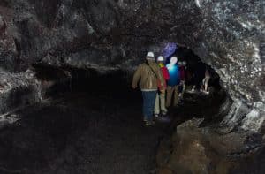 Unsere Autorin Tasmin Hansmann hat sich in die Höhle hinab begeben und nimmt uns mit in den Schlund des Vulkans.